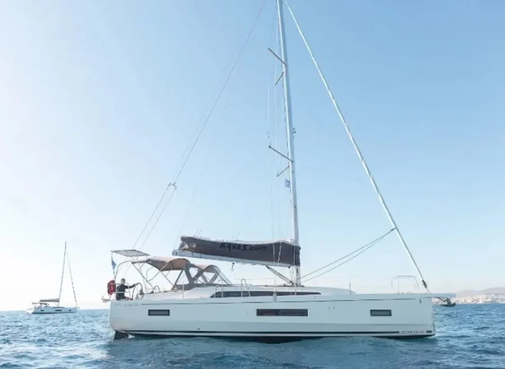 monohull exterior